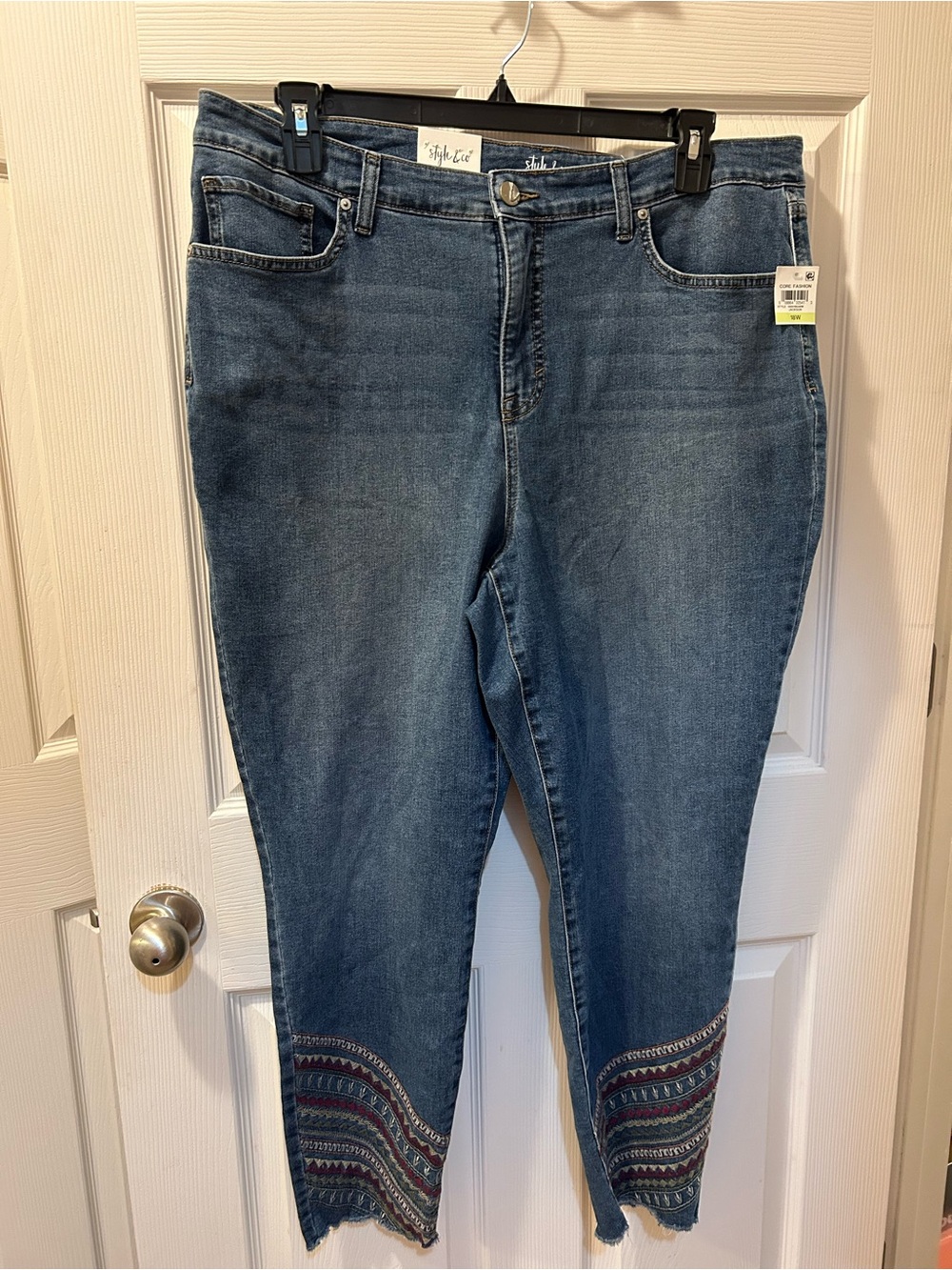 Style & Co. Woman 18W High Rise Ankle Jeans Embroidered Lower Legs Raw Hem NWT